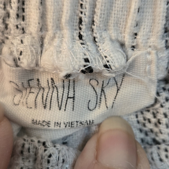 Very cute ladies off white pants with black thread pattern throughout. - Picture 4 of 7